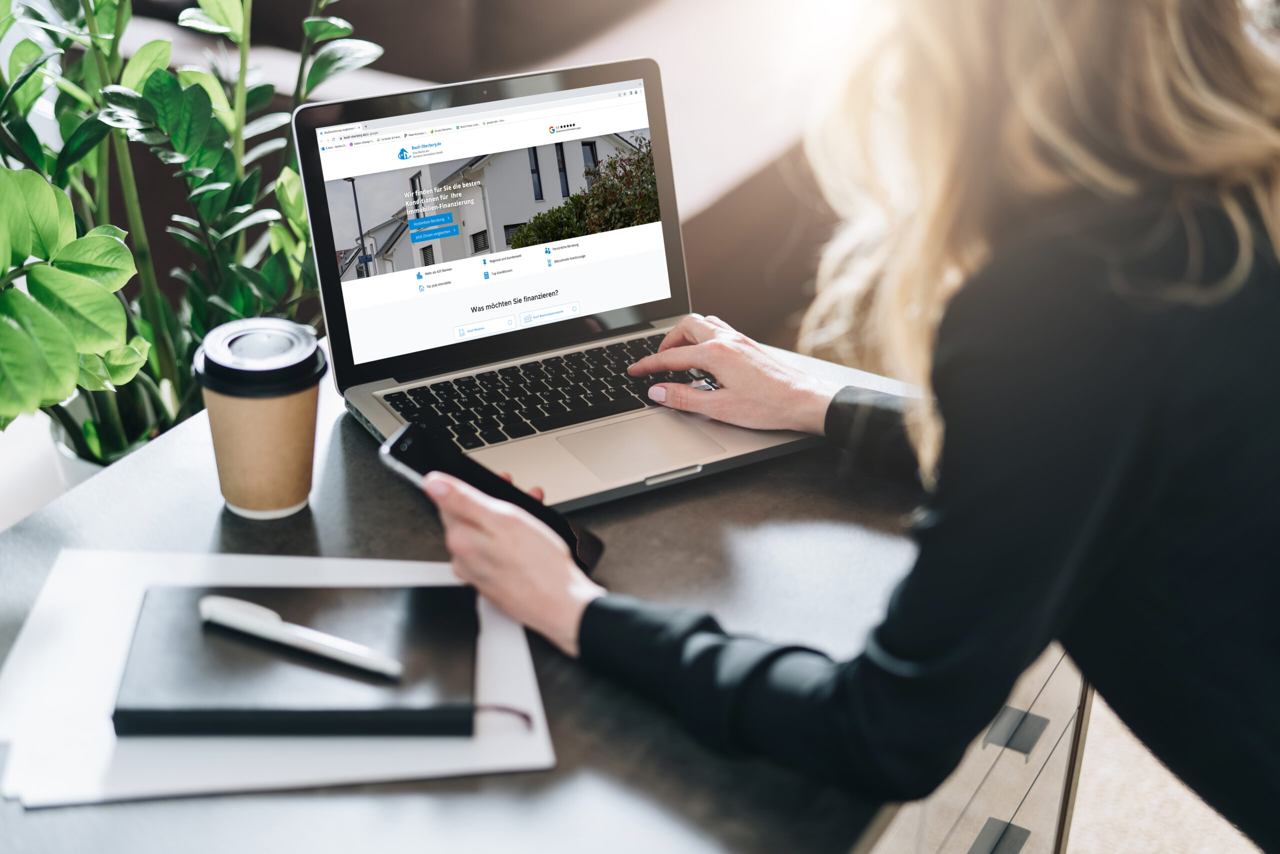 Frau an einem Laptop schaut auf eine Landing Page